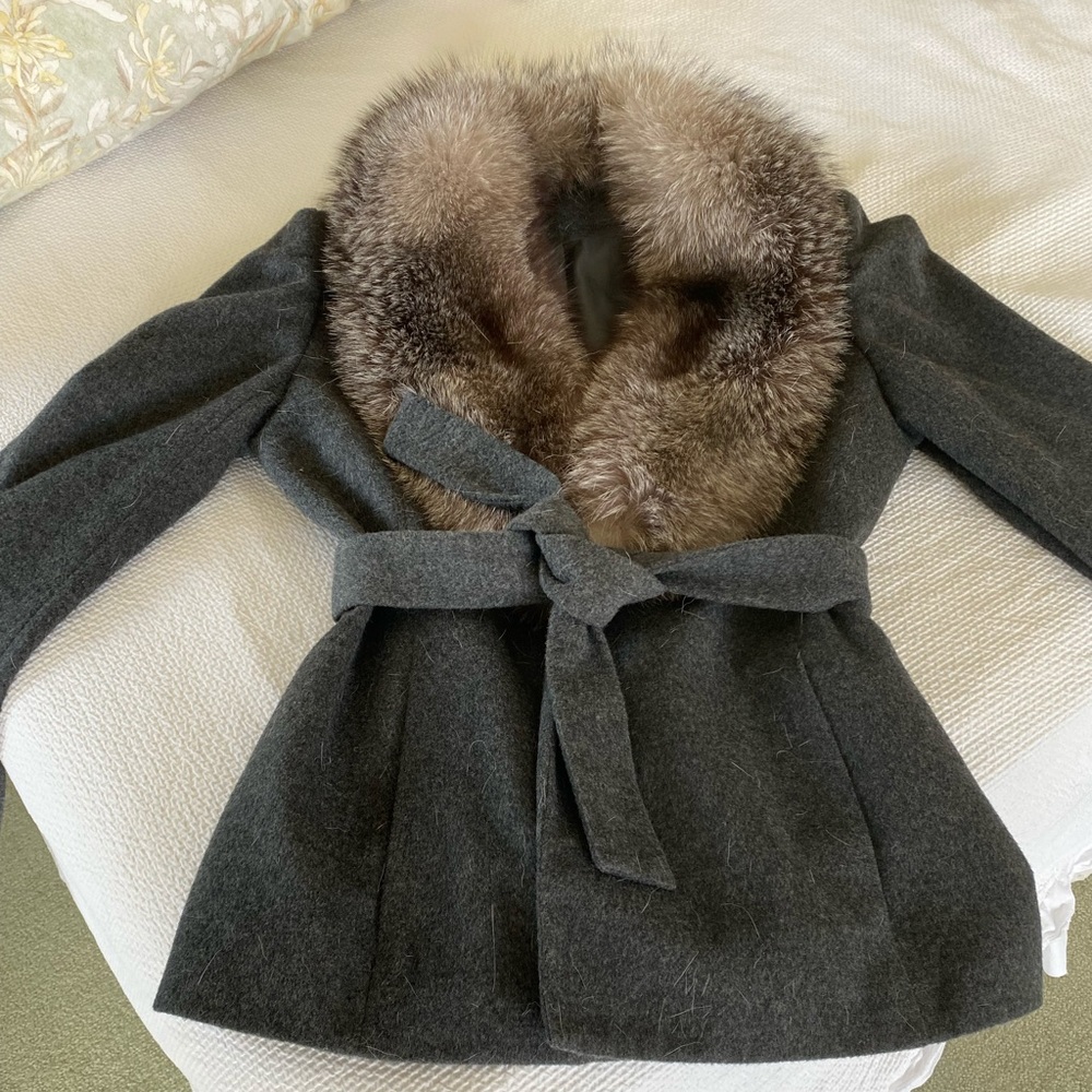 Burberry (without tags) gray coat with fur collar